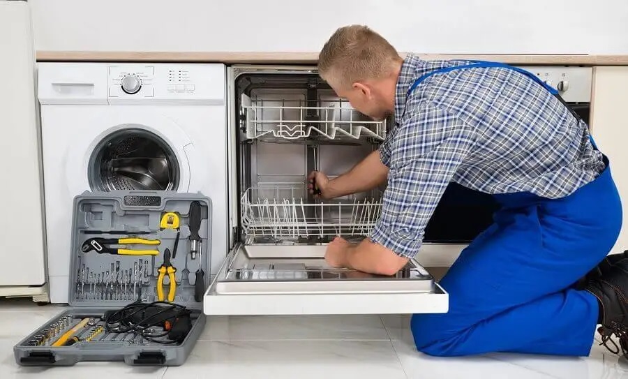 Dikili Warmhaus servisi teknisyen ekibi beyaz eşya tamiri yaparken